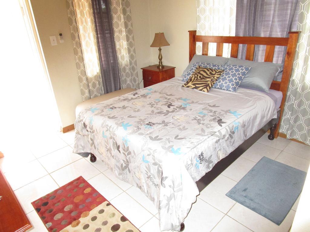 The Residence Portmore Apartments Buitenkant foto