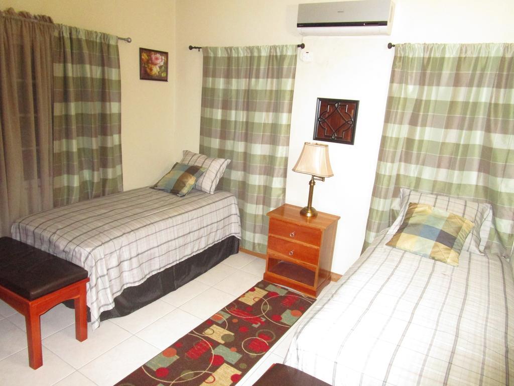 The Residence Portmore Apartments Buitenkant foto